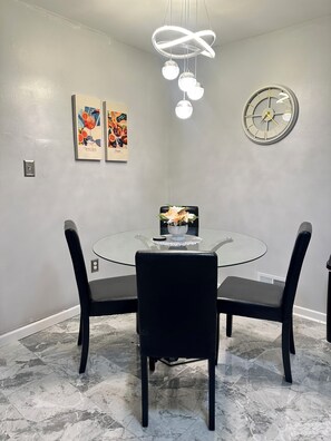 Dining - 3-bedroom house in phenomenal Fort Washington with AC comfort (Fort Washington)