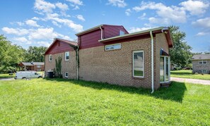 Exterior - 3-bedroom house in phenomenal Fort Washington with AC comfort (Fort Washington)