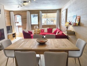TV, fireplace - Christmas A6 – Family Apartment Near the Slopes, Méribel Plateau (Les Allues)