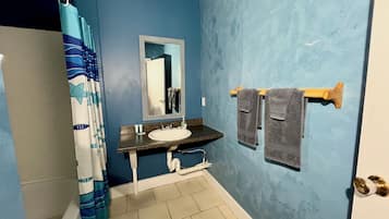 Basic Triple Room | Bathroom