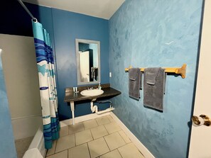 Basic Triple Room | Bathroom