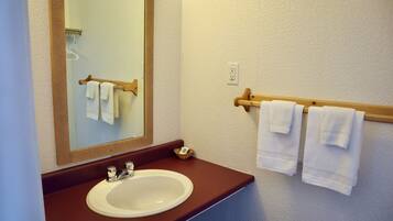 Tripla Basic, vista mare parziale | Bagno | Asciugamani, sapone, shampoo, carta igienica