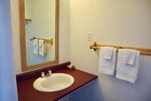 Basic-Dreibettzimmer, eingeschränkter Meerblick | Badezimmer