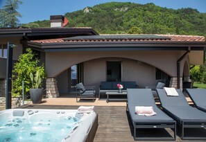 Outdoor spa tub - Villa Allegra Luxury Holiday House (Salò)