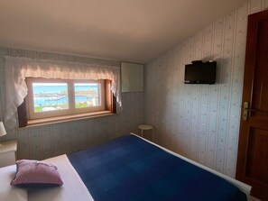 4 bedrooms, iron/ironing board, travel cot, WiFi - Casa Mare Holiday, Beachfront villa equipped with amenities and beach nearby (Sicilia)