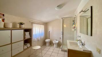 Doccia, asciugacapelli, bidet, asciugamani