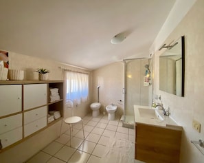 Shower, hair dryer, bidet, towels - Casa Mare Holiday, Beachfront villa equipped with amenities and beach nearby (Sicilia)