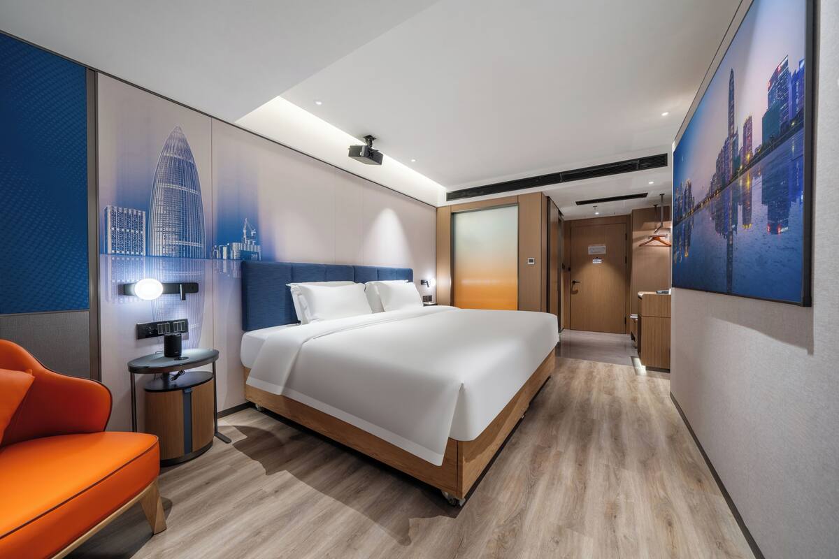 Superior Room, 1 King Bed, Non Smoking, Ensuite | Blackout drapes, iron/ironing board, WiFi (free), bed sheets