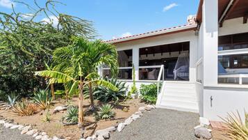 Luxury-Studiosuite, Terrasse, Hügelblick | Terrasse/Patio