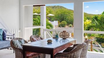 Luxury-Studiosuite, Terrasse, Hügelblick | Terrasse/Patio