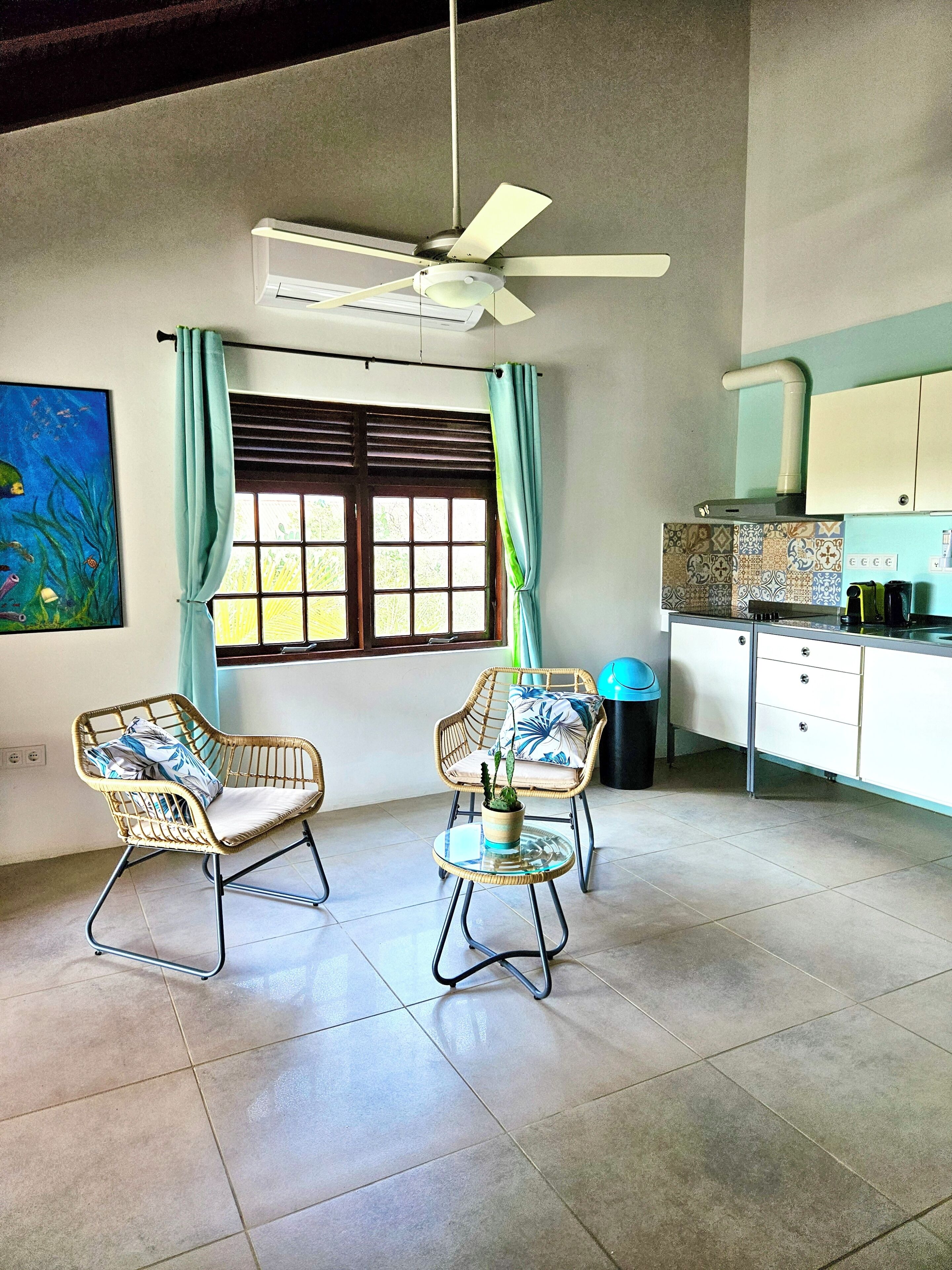 Luksus-studiosuite, terrasse, utsikt mot høyde | Oppholdsområde