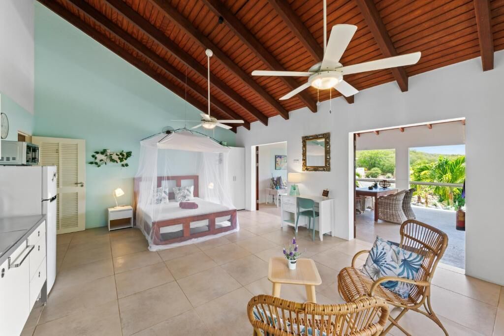 Luxury Studio Suite, Patio, Hill View | Living area