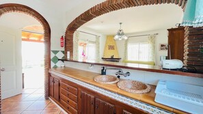 Private kitchen - Rural house El PIno, where you can enjoy the tranquility of the mountains and the sea. (Torrox)