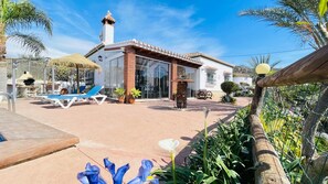 Terrace/patio - Rural house El PIno, where you can enjoy the tranquility of the mountains and the sea. (Torrox)