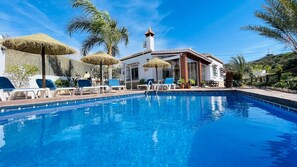 Pool - Rural house El PIno, where you can enjoy the tranquility of the mountains and the sea. (Torrox)
