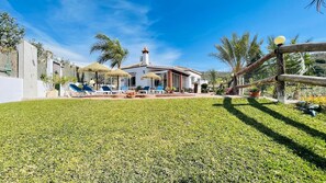 Property grounds - Rural house El PIno, where you can enjoy the tranquility of the mountains and the sea. (Torrox)
