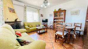 Living area - Rural house El PIno, where you can enjoy the tranquility of the mountains and the sea. (Torrox)