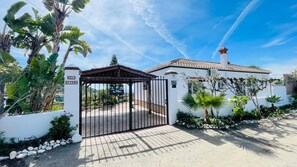 Property grounds - Rural house El PIno, where you can enjoy the tranquility of the mountains and the sea. (Torrox)