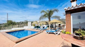 Pool - Rural house El PIno, where you can enjoy the tranquility of the mountains and the sea. (Torrox)