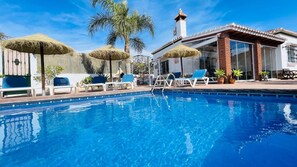 Pool - Rural house El PIno, where you can enjoy the tranquility of the mountains and the sea. (Torrox)