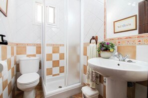 Een douche, een haardroger, een bidet, handdoeken
