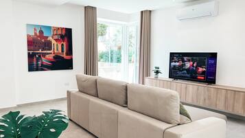 Villa, byutsikt, ved basseng | Oppholdsområde