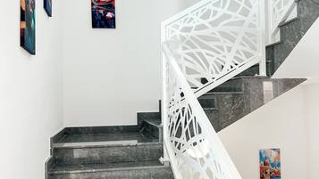 Villa, byutsikt, ved basseng | Innvendig