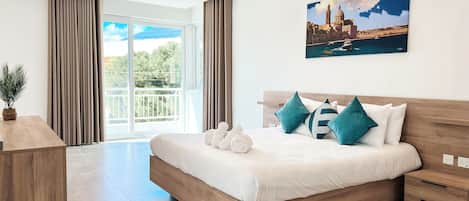 Villa, vue sur la ville, au bord de la piscine