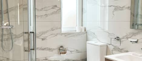 Villa, vista a la ciudad, junto a la alberca | Baño | Amenidades de baño gratuitas, secadora de cabello, toallas, jabón