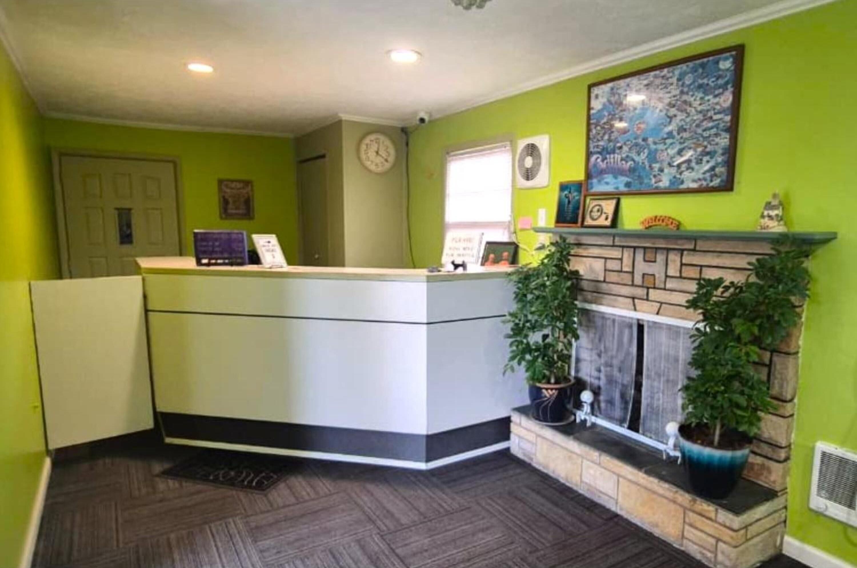 Check in quickly at the bright front desk lobby.