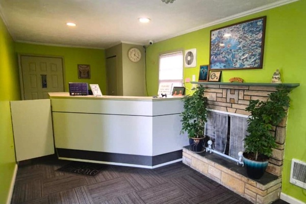 Check in quickly at the bright front desk lobby.