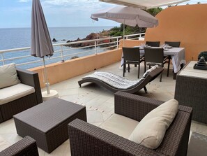 Outdoor dining - SUPERB WATERFRONT SEA/MOUNTAIN APARTMENT. EXCEPTIONAL SEA VIEW! (Saint-Raphaël)
