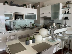 Private kitchen - SUPERB WATERFRONT SEA/MOUNTAIN APARTMENT. EXCEPTIONAL SEA VIEW! (Saint-Raphaël)