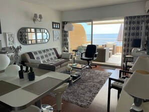 Living area - SUPERB WATERFRONT SEA/MOUNTAIN APARTMENT. EXCEPTIONAL SEA VIEW! (Saint-Raphaël)