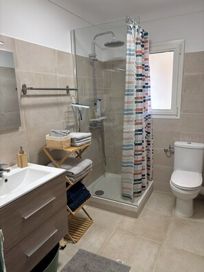 Shower, hair dryer, towels, toilet paper - Sea view apartment - XXL terrace - Beach 30 m away (Saint-Raphaël)