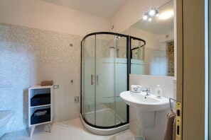 Shower, hair dryer, bidet, towels - Bright apartment in farmhouse with pool and view of Assisi (Umbria)