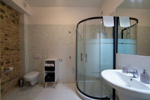 Shower, hair dryer, bidet, towels - Bright apartment in farmhouse with pool and view of Assisi (Umbria)