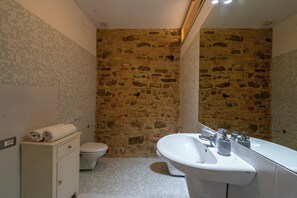 Shower, hair dryer, bidet, towels - Bright apartment in farmhouse with pool and view of Assisi (Umbria)