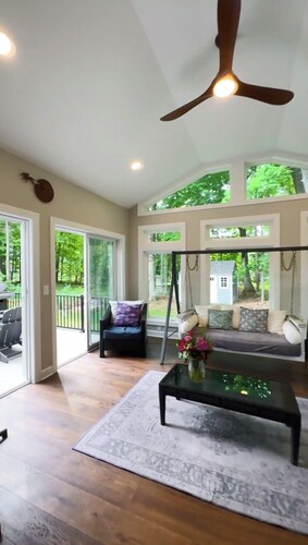 NEW Belmont Stakes Luxury Oasis: Hot tub, Sunroom, 8 beds!