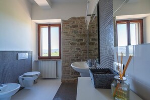 Shower, hair dryer, bidet, towels - Casale Ziarelli - Large apartment with pool and view of Assisi (Umbria)