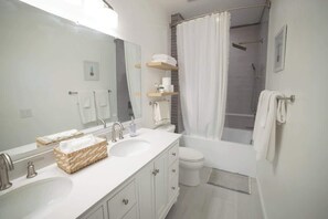 Shower, hair dryer, shampoo - Modern Phoenix Condo with Shared Pool, Spa & Sauna (Phoenix)
