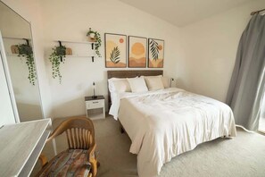 Iron/ironing board, WiFi, bed sheets - Modern Phoenix Condo with Shared Pool, Spa & Sauna (Phoenix)