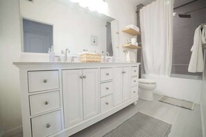 Dusche, Haartrockner, Shampoo