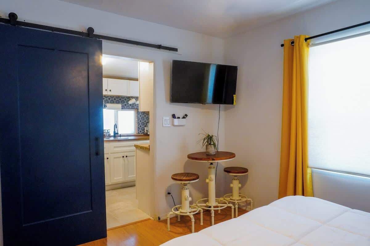 Tabla de planchar con plancha, wifi y ropa de cama 