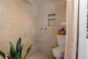 Shower, hair dryer, towels, shampoo - Pet-Friendly In-Law Suite Near Airport & Downtown (Phoenix)