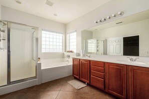 Shower, hair dryer, shampoo - Modern 5BR Laveen Retreat w/Pool, Games & BBQ Area (Phoenix)
