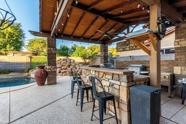 Outdoor dining - Modern 5BR Laveen Retreat w/Pool, Games & BBQ Area (Phoenix)