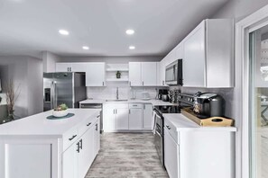 Fridge, microwave, oven, stovetop - Family Fun Getaway Near ASU & Phoenix Zoo (Tempe)