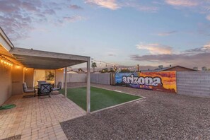 Outdoor dining - Family Fun Getaway Near ASU & Phoenix Zoo (Tempe)