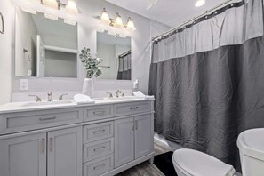 Douche, sèche-cheveux, serviettes fournies, shampoing